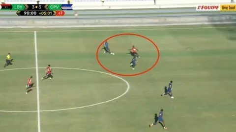 詹姆斯破百里程碑，东契奇三双闪耀，湖人惊险逆袭卡位战胜利