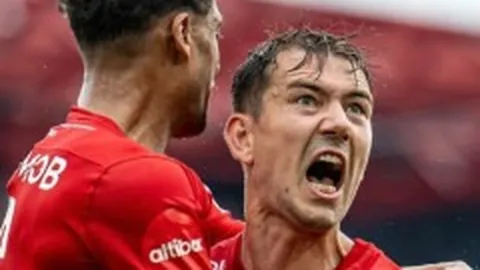 “切尔西神秘集结！里斯-詹姆斯领衔，中圈集结喊话成赛前新看点！”